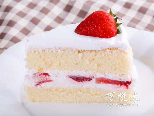 草莓慕斯蛋糕，冰冰糯糯，酸酸甜甜，夏日甜品必備